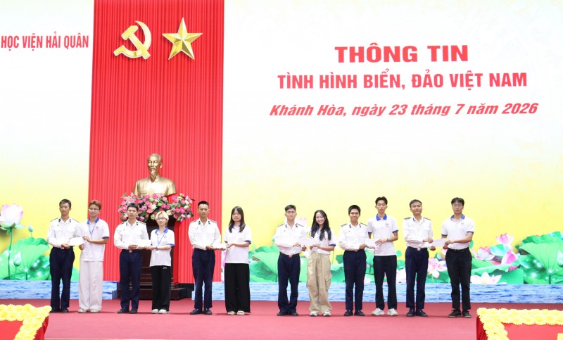 Kiều bào trẻ tìm hiểu về biển, đảo quê hương