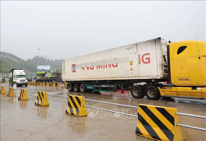 Sôi động dòng chảy thương mại Việt Nam - Trung Quốc qua cửa khẩu Hữu Nghị Quan