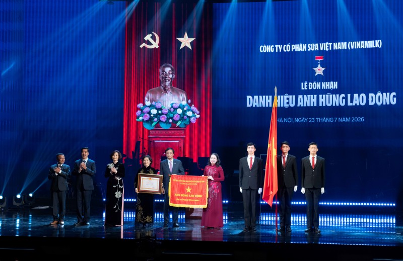 í thư Trung ương Đảng, Phó Chủ tịch nước Cộng hòa Xã hội Chủ nghĩa Việt Nam Võ Thị Ánh Xuân (áo dài đỏ) đại diện Đảng và Nhà nước trao tặng danh hiệu Anh hùng Lao động lần thứ hai cho tập thể Vinamilk (Ảnh: Minh Anh).