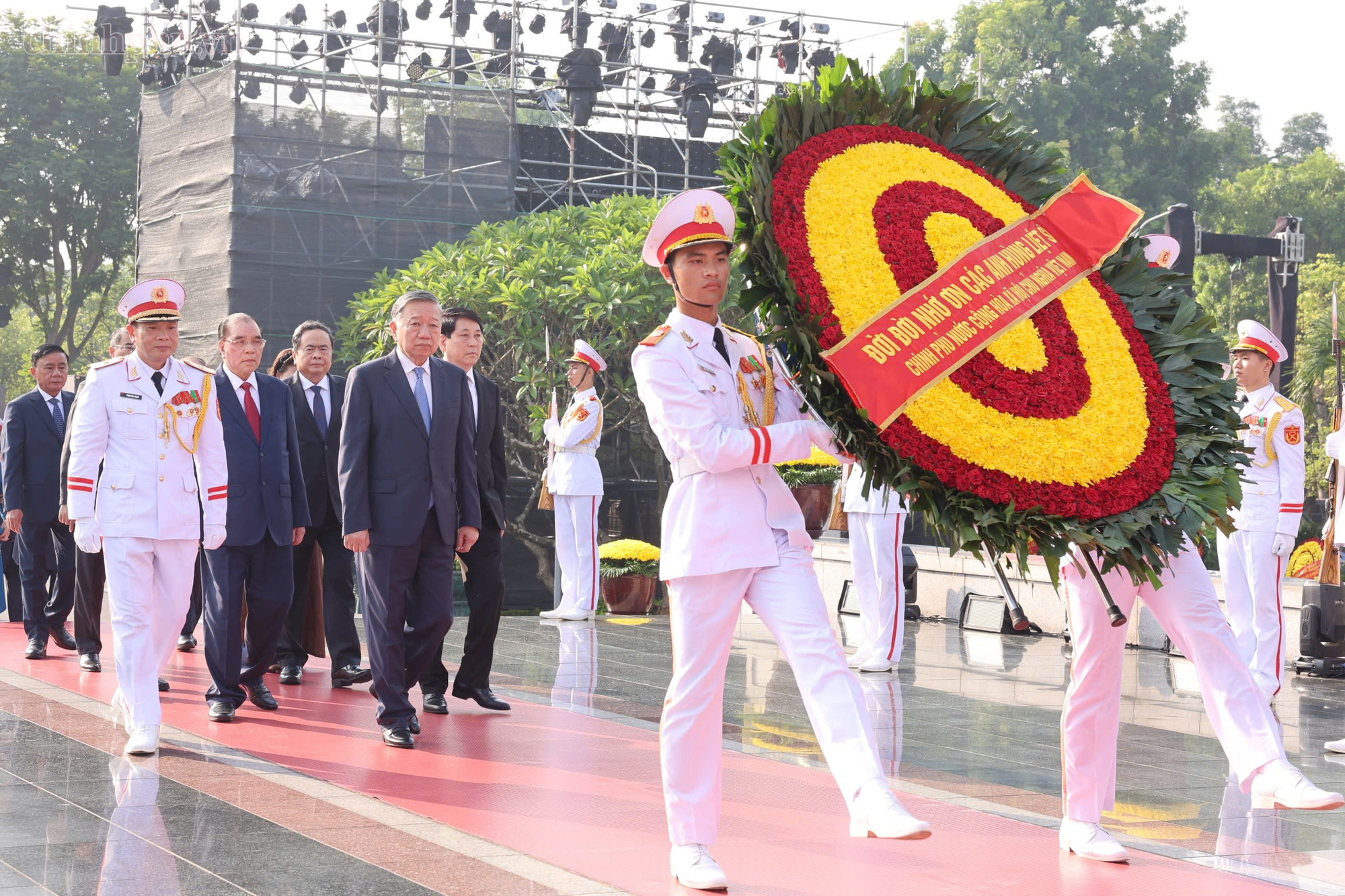 Đoàn Lãnh đạo Đảng, Nhà nước đặt vòng hoa tại Đài tưởng niệm các Anh hùng liệt sĩ trên đường Bắc Sơn (Ba Đình, Hà Nội). (Ảnh: VGP/Nhật Bắc) Đoàn Lãnh đạo Đảng, Nhà nước đặt vòng hoa tại Đài tưởng niệm các Anh hùng liệt sĩ trên đường Bắc Sơn (Ba Đình, Hà Nội). (Ảnh: VGP/Nhật Bắc)