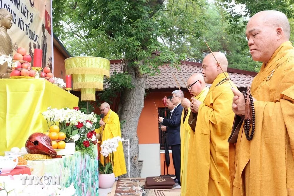 Lễ cầu siêu tưởng niệm các Anh hùng liệt sỹ được cử hành trang nghiêm theo nghi thức Phật giáo. Lễ cầu siêu tưởng niệm các Anh hùng liệt sỹ được cử hành trang nghiêm theo nghi thức Phật giáo.
