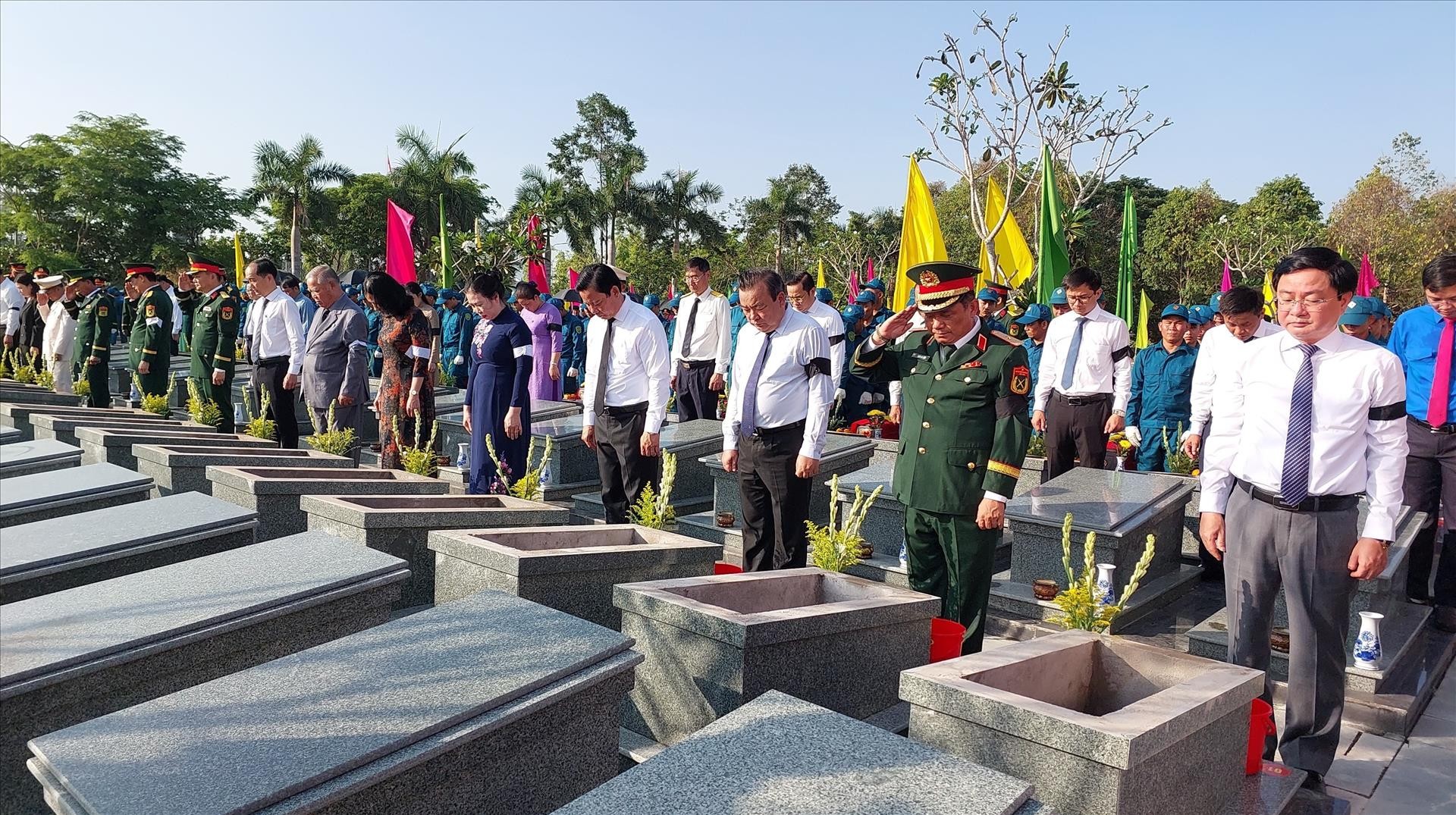 Lễ truy điệu, an táng 158 hài cốt liệt sĩ quân tình nguyện và chuyên gia Việt Nam hy sinh tại Campuchia, diễn ra tại Nghĩa trang liệt sĩ Vĩnh Hưng - Tân Hưng (xã Vĩnh Hưng, tỉnh Tây Ninh), ngày 13/5/2026. (Ảnh: TTXVN)