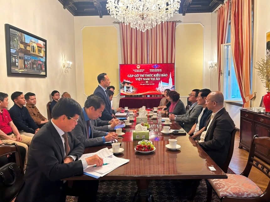 Đoàn công tác Hội hữu nghị Việt Nam - Áo gặp gỡ các trí thức, nhà khoa học và chuyên gia trẻ Việt Nam đang sinh sống, học tập, làm việc tại Áo. (Ảnh: Hội hữu nghị Việt Nam - Áo)