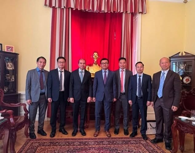 Đại sứ Vũ Lê Thái Hoàng cùng cán bộ Đại sứ quán Việt Nam tại Áo tiếp và làm việc với đoàn công tác Hội hữu nghị Việt Nam - Áo. (Ảnh: Hội hữu nghị Việt Nam - Áo)