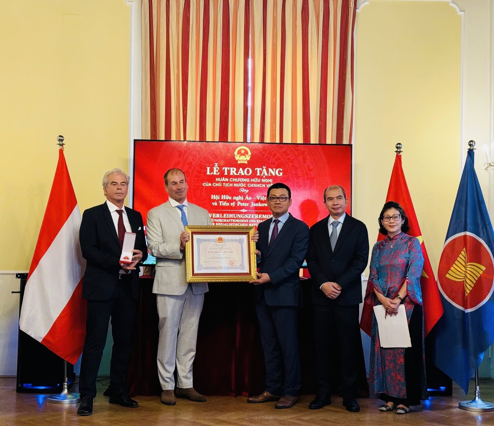 TS Alfred Gerstl, Chủ tịch Hội Áo - Việt, thay mặt Hội đón nhận Huân chương Hữu nghị của Chủ tịch nước Việt Nam. (Ảnh: Hội hữu nghị Việt Nam - Áo)