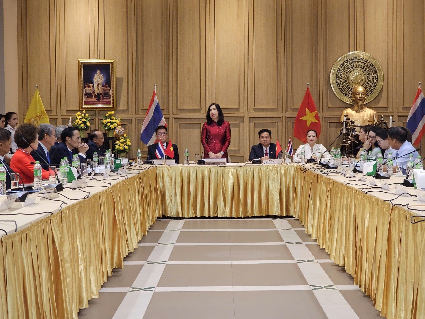 Thứ trưởng Ngoại giao Lê Thị Thu Hằng thăm, làm việc với các hội đoàn người Việt Nam tại tỉnh Udon Thani, Đông Bắc Thái Lan. 