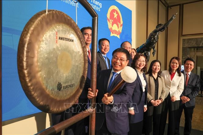 Phó Thủ tướng Nguyễn Văn Thắng thực hiện nghi thức đánh cồng mở cửa phiên giao dịch.