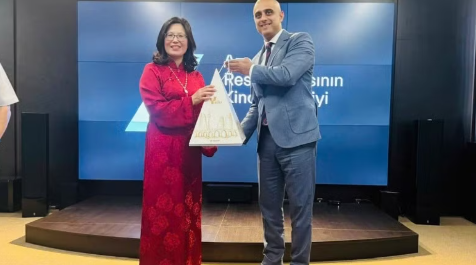 Ông Rashad Azizov-Tổng Giám đốc Cơ quan Điện ảnh Azerbaijan tặng quà đoàn Viện Phim Việt Nam. Ông Rashad Azizov-Tổng Giám đốc Cơ quan Điện ảnh Azerbaijan tặng quà đoàn Viện Phim Việt Nam.