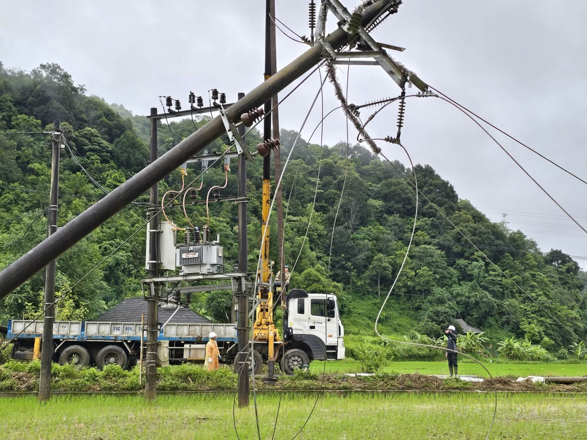 CBNV EVNNPC bám sát hiện trường, khắc phục sự cố lưới điện trong điều kiện thời tiết, địa hình phức tạp