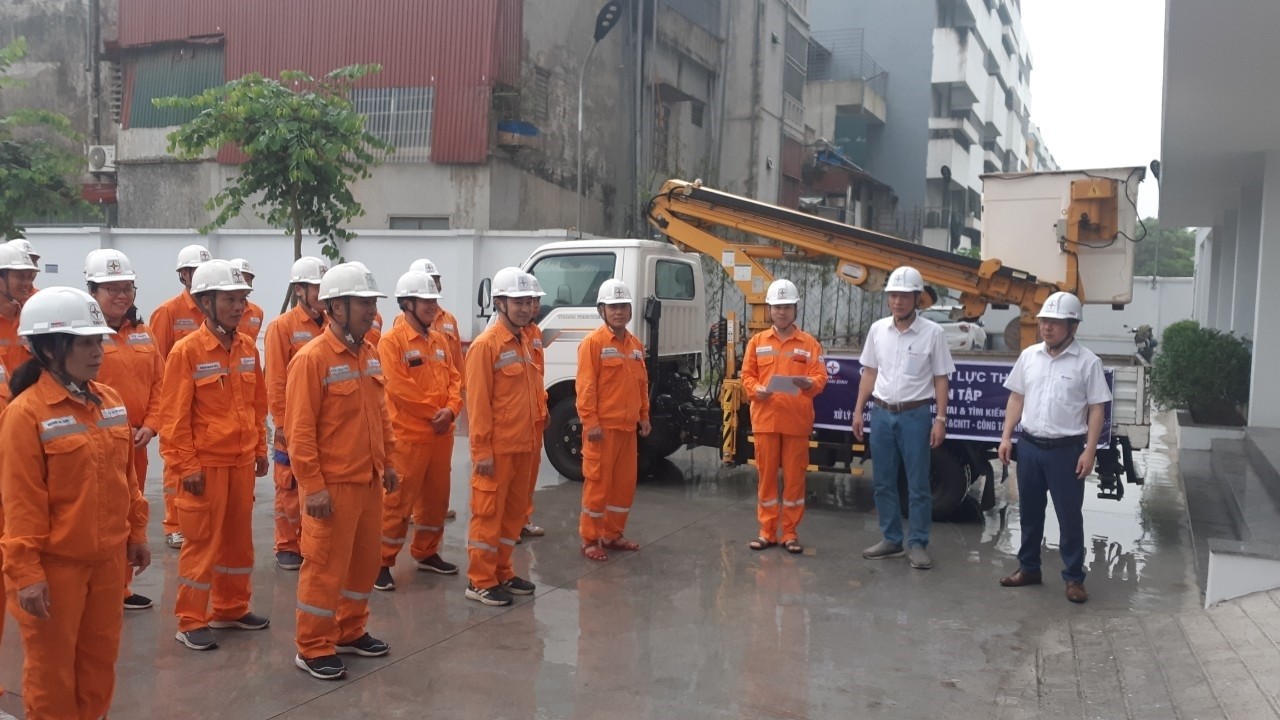 Lãnh đạo tại các đơn vị phổ biến nội dung công việc, nhận diện mối nguy và biện pháp an toàn trước khi  thực hiện nhiệm vụ.