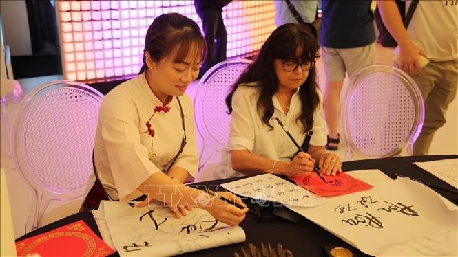 Khách tham gia trải nghiệm các trò chơi dân gian Việt Nam. 