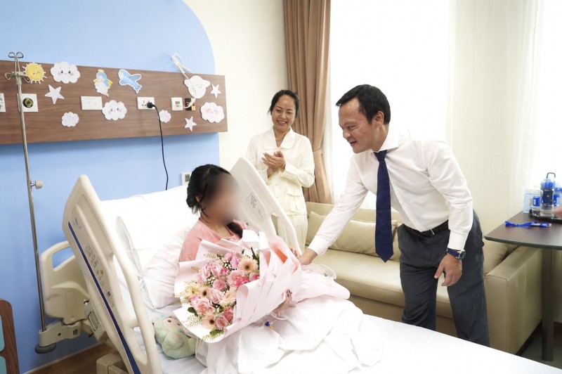PGS.TS.BS. Hoàng Quốc Cường – Giám đốc Sở Y tế Cần Thơ thăm hỏi bệnh nhân sau ca phẫu thuật tại Vinmec Cần Thơ.