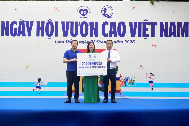 Ảnh 2 (Báo chọn 1 trong 2 ảnh): Đại diện Quỹ sữa Vươn cao Việt Nam, ông Đỗ Thanh Tuấn - Giám đốc Đối ngoại Vinamilk (bên trái) và ông Đinh Tiến Hải - Giám đốc Quỹ Bảo trợ Trẻ em Việt Nam - trao bảng tượng trưng các phần quà thiết thực cho đại diện Trường Tiểu học An Hiệp, xã Hiệp Thạnh (Ảnh: Hải An). Ảnh 2 (Báo chọn 1 trong 2 ảnh): Đại diện Quỹ sữa Vươn cao Việt Nam, ông Đỗ Thanh Tuấn - Giám đốc Đối ngoại Vinamilk (bên trái) và ông Đinh Tiến Hải - Giám đốc Quỹ Bảo trợ Trẻ em Việt Nam - trao bảng tượng trưng các phần quà thiết thực cho đại diện Trường Tiểu học An Hiệp, xã Hiệp Thạnh (Ảnh: Hải An).