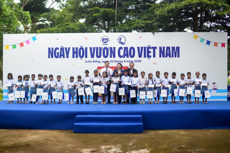 Ảnh 3A: Từ trái sang: ông Đinh Tiến Hải - Giám đốc Quỹ Bảo trợ Trẻ em Việt Nam; bà Nguyễn Thị Kim Ngân - nguyên Ủy viên Bộ Chính trị, nguyên Chủ tịch Quốc hội, nguyên Chủ tịch Quỹ sữa Vươn cao Việt Nam và ông Nguyễn Văn Hoàng, Bí thư Đảng ủy xã Hiệp Thạnh trao tặng những phần học bổng Vinamilk đến cho các em học sinh Trường Tiểu học An Hiệp (Ảnh: Hải An). Ảnh 3A: Từ trái sang: ông Đinh Tiến Hải - Giám đốc Quỹ Bảo trợ Trẻ em Việt Nam; bà Nguyễn Thị Kim Ngân - nguyên Ủy viên Bộ Chính trị, nguyên Chủ tịch Quốc hội, nguyên Chủ tịch Quỹ sữa Vươn cao Việt Nam và ông Nguyễn Văn Hoàng, Bí thư Đảng ủy xã Hiệp Thạnh trao tặng những phần học bổng Vinamilk đến cho các em học sinh Trường Tiểu học An Hiệp (Ảnh: Hải An).