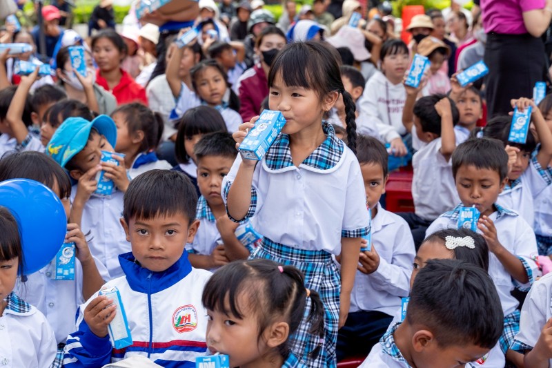 Ảnh 6 (Báo chọn một trong các ảnh): Sau 19 năm, Quỹ sữa Vươn cao Việt Nam đã trao hơn 43 triệu sản phẩm dinh dưỡng đến với hơn 550.000 trẻ em Việt Nam (Ảnh: Hải An). Ảnh 6 (Báo chọn một trong các ảnh): Sau 19 năm, Quỹ sữa Vươn cao Việt Nam đã trao hơn 43 triệu sản phẩm dinh dưỡng đến với hơn 550.000 trẻ em Việt Nam (Ảnh: Hải An).