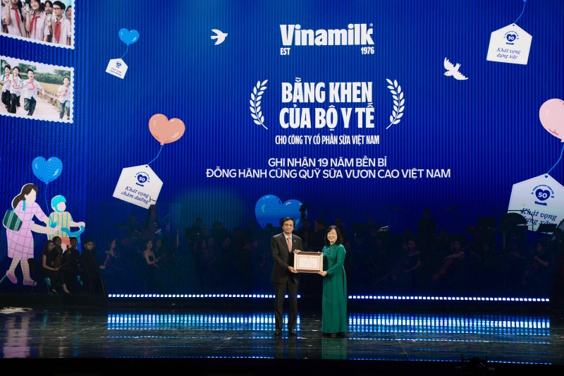 Ảnh 7: Ông Nguyễn Hạnh Phúc - Chủ tịch Hội đồng Quản trị Vinamilk - đón nhận Bằng khen của Bộ Y tế từ Bộ trưởng Đào Hồng Lan tại chương trình nghệ thuật đặc biệt Từ ly sữa đến cơ hội phát triển: Hành trình vun đắp tương lai trẻ em Việt của Vinamilk