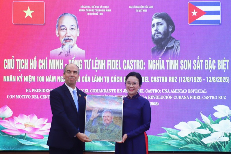 Le Thi Phuong, Director of the President Ho Chi Minh Relic Site at the Presidential Palace, receives a portrait of Commander-in-Chief Fidel Castro from Rogelio Polanco Fuentes, Ambassador of Cuba to Vietnam. (Photo: Ministry of Culture, Sports and Tourism Portal) Le Thi Phuong, Director of the President Ho Chi Minh Relic Site at the Presidential Palace, receives a portrait of Commander-in-Chief Fidel Castro from Rogelio Polanco Fuentes, Ambassador of Cuba to Vietnam. (Photo: Ministry of Culture, Sports and Tourism Portal)