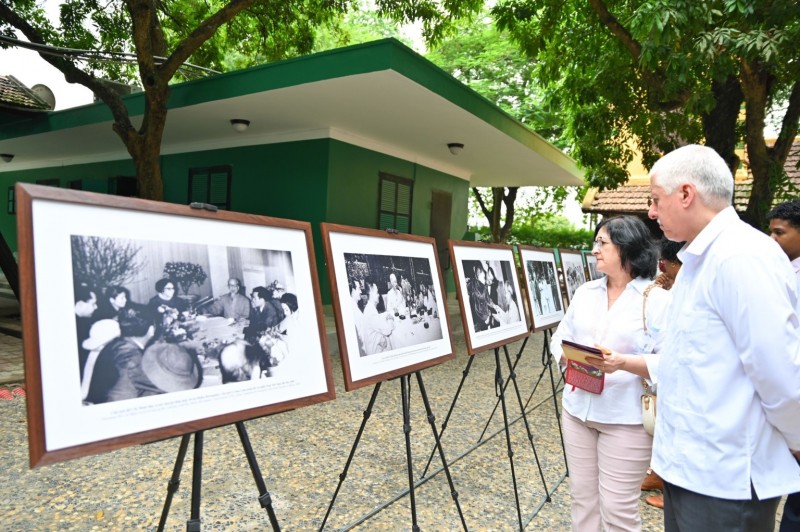 International visitors tour the exhibition. (Photo: President Ho Chi Minh Relic Site at the Presidential Palace) International visitors tour the exhibition. (Photo: President Ho Chi Minh Relic Site at the Presidential Palace)