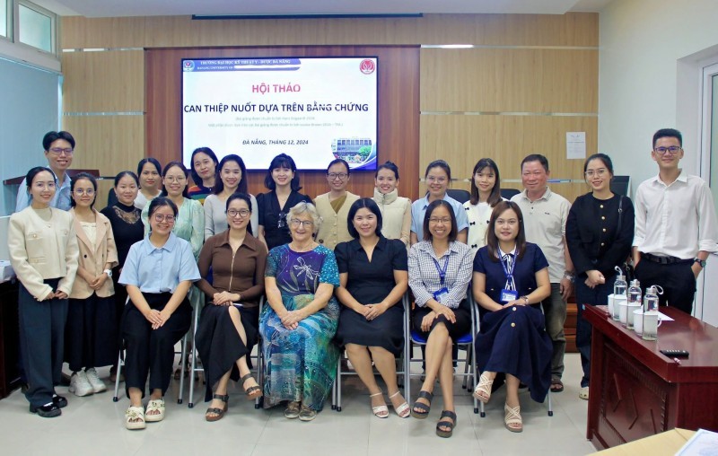 ThS.Lương Thị Cẩm Vân (hàng đầu, thứ ba, từ phải) và các đồng nghiệp tại Hội thảo Can thiệp nuốt dựa trên bằng chứng.