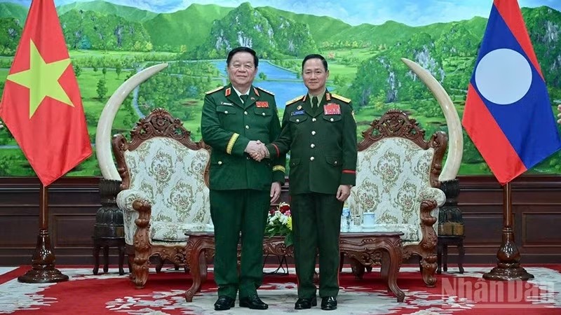 Đại tướng Nguyễn Trọng Nghĩa (bìa trái) và Đại tướng Khamliang Outhakaysone. (Ảnh: 