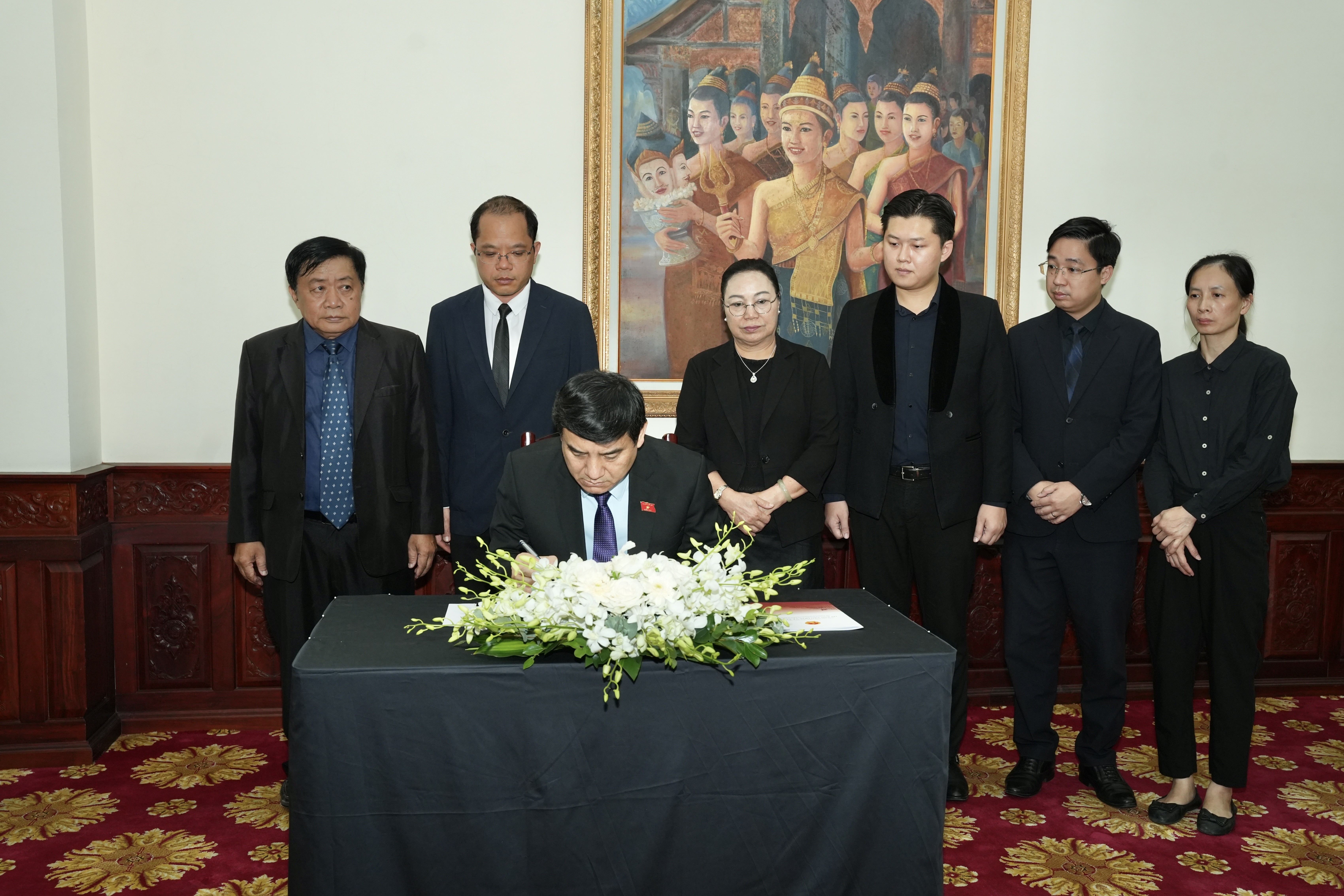 Nguyen Dac Vinh signs the condolence book in memory of Lao National Assembly President Xaysomphone Phomvihane. (Photo: Thanh Thao) Nguyen Dac Vinh signs the condolence book in memory of Lao National Assembly President Xaysomphone Phomvihane. (Photo: Thanh Thao)