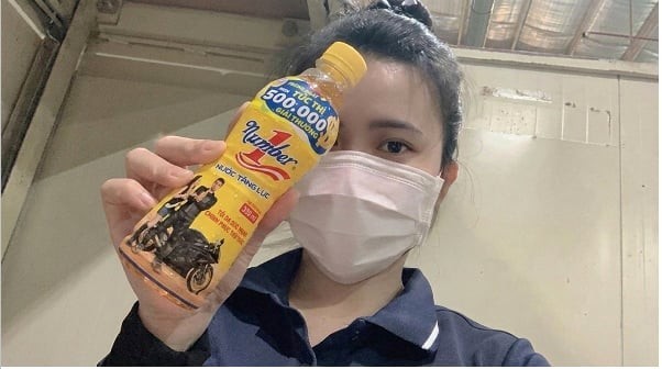 រួមជាមួយលោក Thuc អ្នកស្រី Tran Thi My Le កម្មការិនីម្នាក់ធ្វើការនៅ Dong Nai គឺជាអតិថិជនដំបូងគេដែលឈ្នះរង្វាន់ពិសេស ១០០ លានដុងពីកម្មវិធី វិស្វករស្រុកកំណើត Quang Nam ឈ្នះរង្វាន់ ១០០ លានដុងដោយចៃដន្យពីដប Number 1