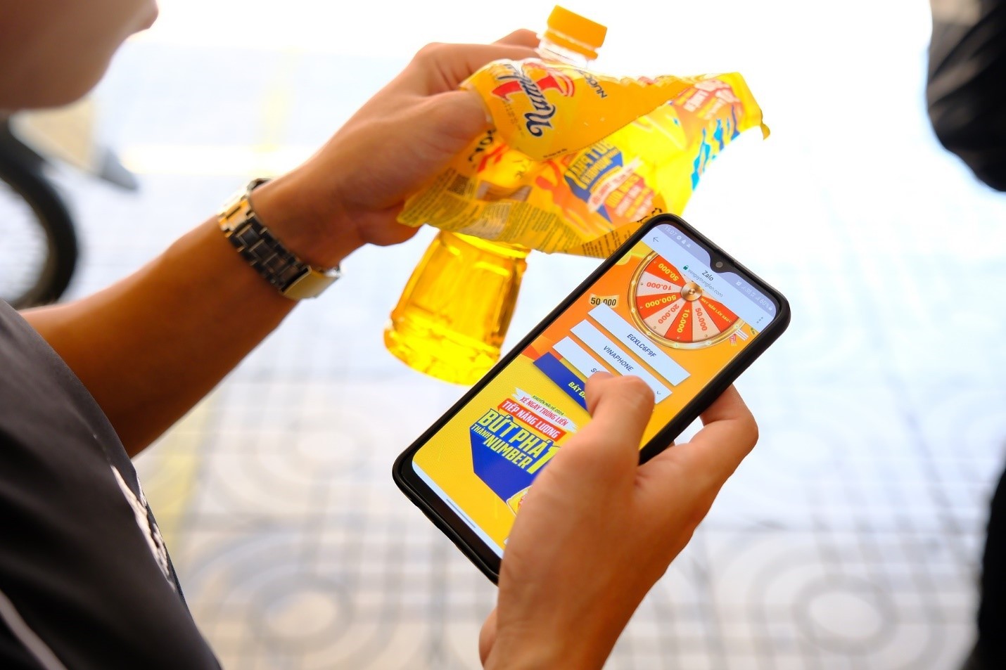 After every refreshing drink, Ms. Ngoc and many of her colleagues maintain the habit of tearing off the label, entering the code, and waiting for the result to appear on their phones—a small joy amidst the workday.