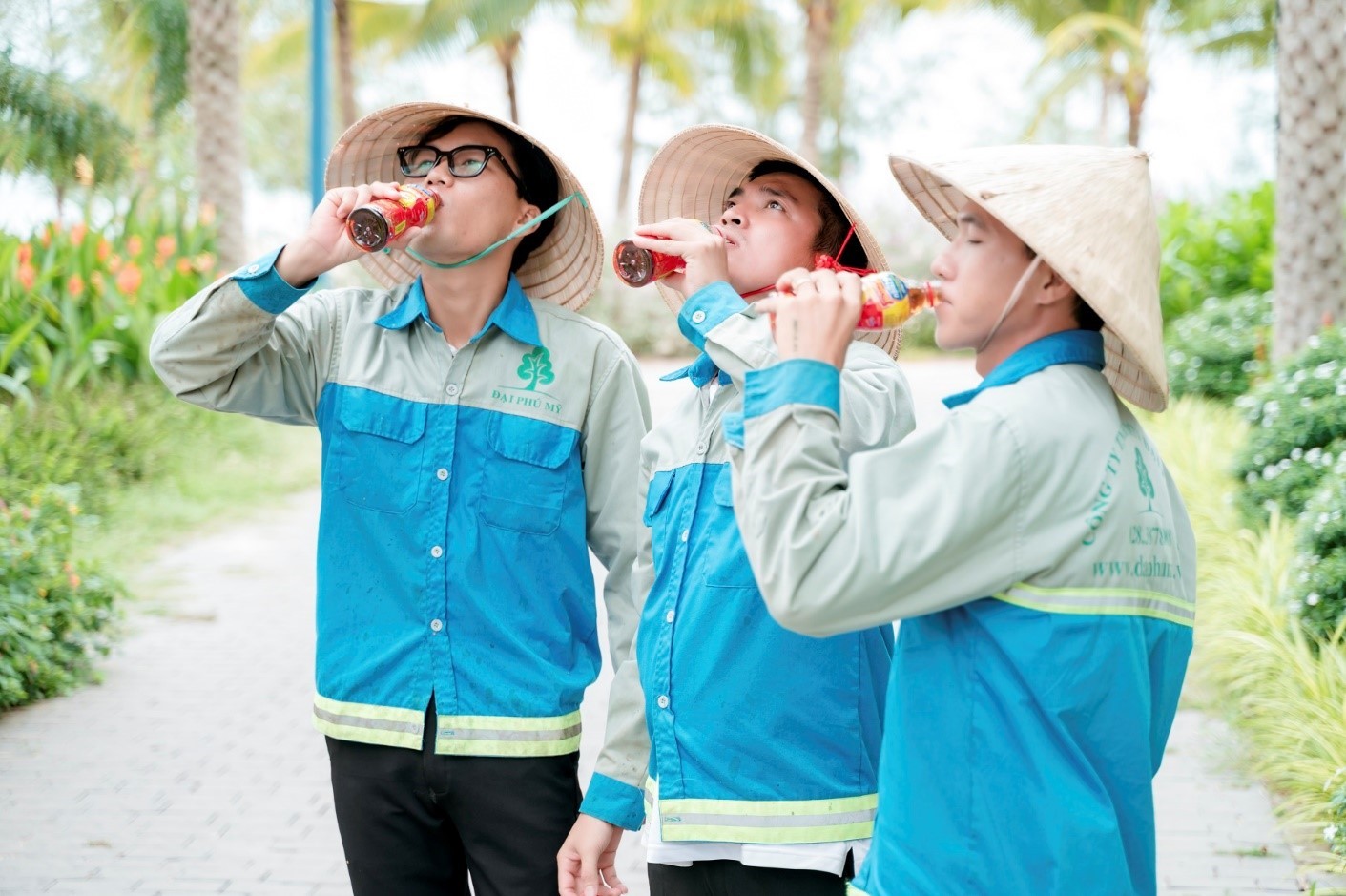 Cool off during the hot summer days with Dr. Thanh Tea, Khong Do Green Tea, and Number 1, while also getting a chance to win over 500,000 mobile phone top-up prizes and three Special Prizes—each worth 100 million VND in cash—this summer.