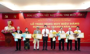 ទីក្រុង Ho Chi Minh ប្រគល់ផ្លាកសញ្ញាបក្សជូនចំពោះបណ្តាសមាជិកបក្សជើងចាស់ ក្នុងឱកាសបុណ្យជាតិថ្ងៃទី ២ ខែកញ្ញា