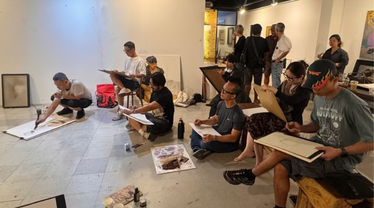 Vietnamese artists participate in the international art exchange program in Bangkok, Thailand. (Photo: Organizing Committee) Vietnamese artists participate in the international art exchange program in Bangkok, Thailand. (Photo: Organizing Committee)