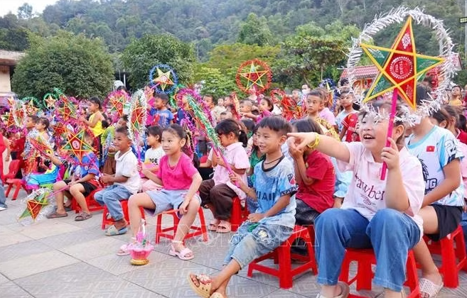 Students participate in the 2026 2026 Mid-Autumn Festival: Brings Care to Disadvantaged Children