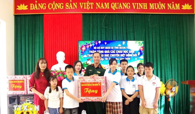 Representatives of the Quang Tri Provincial Military Command present meaningful gifts, contributing to a warm and memorable 2026 Mid-Autumn Festival. (Photo: VNA) Representatives of the Quang Tri Provincial Military Command present meaningful gifts, contributing to a warm and memorable 2026 Mid-Autumn Festival. (Photo: VNA)