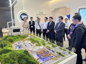 安江省代表团考察中国—东盟人工智能合作成果