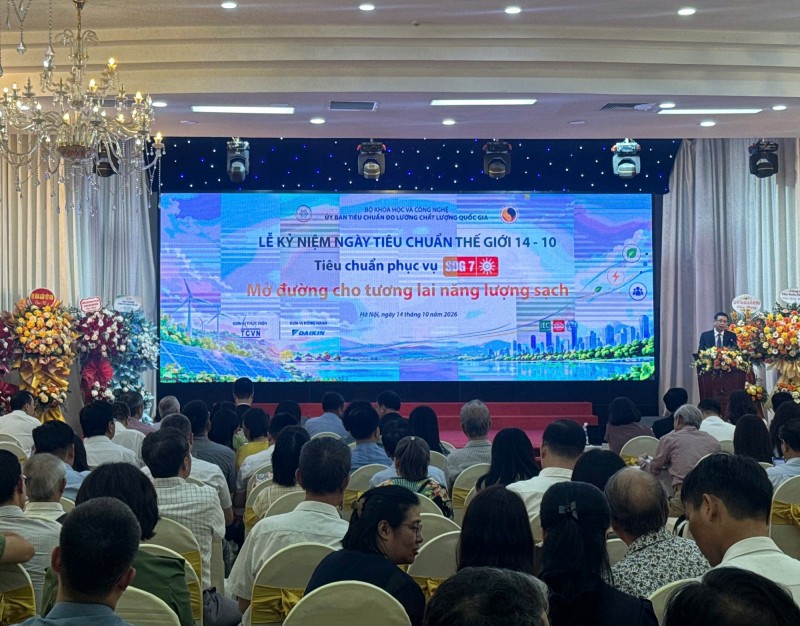   នារសៀលថ្ងៃទី ១៤ ខែតុលា គណៈកម្មាធិការស្តង់ដារ រង្វាស់រង្វាល់ និងគុណភាពជាតិ បានរៀបចំពិធីអបអរសាទរទិវាស្តង់ដារពិភពលោក ថ្ងៃទី ១៤ ខែតុលា ក្រោមប្រធានបទ គោលដៅអភិវឌ្ឍន៍ប្រកបដោយចីរភាពទី ៧ (SDG 7) - ថាមពលស្អាតប្រកបដោយតម្លៃសមរម្យ។ ថ្លែងមតិនៅក្នុងព្រឹត្តិការណ៍នេះ អនុរដ្ឋមន្ត្រីក្រសួងវិទ្យាសាស្ត្រ និងបច្ចេកវិទ្យា Le Xuan Dinh បានយល់ឃើញថា ប្រធានបទឆ្នាំនេះមានអត្ថន័យពិសេស នៅក្នុងបរិបទដែលពិភពលោកកំពុងជំរុញការផ្លាស់ប្តូរថាមពល កាត់បន្ថយការបំភាយឧស្ម័ន និងធានាលទ្ធភាពទទួលបានប្រភពថាមពលប្រកបដោយសុវត្ថិភាព ទុកចិត្តបាន ជាមួយនឹងការចំណាយសមរម្យ។ យោងតាមលោកអនុរដ្ឋមន្ត្រី ស្តង់ដារដើរតួនាទីយ៉ាងសំខាន់ក្នុងការបង្រួបបង្រួមតម្រូវការបច្ចេកទេស ធានាសុវត្ថិភាព គុណភាព និងភាពឆបគ្នាទៅវិញទៅមករវាងឧបករណ៍ ប្រព័ន្ធ និងបច្ចេកវិទ្យា។ តួនាទីនេះត្រូវបានបង្ហាញឱ្យឃើញនៅលើវិស័យជាច្រើនដែលកំពុងរីកចម្រើនយ៉ាងឆាប់រហ័ស ដូចជា ថាមពលកកើតឡើងវិញ ការស្តុកទុកថាមពល យានយន្តអគ្គិសនី ហេដ្ឋារចនាសម្ព័ន្ធបញ្ចូលថាមពល និងការប្រើប្រាស់ថាមពលប្រកបដោយប្រសិទ្ធភាពក្នុងផលិតកម្ម និងទីក្រុង។ ក្រៅពីការគាំទ្រដល់ការអភិវឌ្ឍ និងការអនុវត្តបច្ចេកវិទ្យា បណ្តាស្តង់ដារស្តីពីប្រព័ន្ធគ្រប់គ្រងថាមពល ដូចជា TCVN ISO 50001 ក៏បានជួយដល់សហគ្រាសក្នុងការលើកកម្ពស់ប្រសិទ្ធភាពនៃការប្រើប្រាស់ថាមពល និងសន្សំសំចៃការចំណាយផងដែរ។ នៅក្នុងបរិបទដែលបច្ចេកវិទ្យា និងទីផ្សារមានការផ្លាស់ប្តូរយ៉ាងឆាប់រហ័ស តម្រូវការដែលបានដាក់ចេញ គឺសកម្មភាពស្តង់ដារូបនីយកម្មចាំបាច់ត្រូវតែមានភាពម្ចាស់ការជាងមុន ដោយមិនត្រឹមតែរត់តាមតម្រូវការទីផ្សារប៉ុណ្ណោះទេ ប៉ុន្តែថែមទាំងត្រូវរួមចំណែកទន្ទឹងចាប់យកនិន្នាការបច្ចេកវិទ្យាជាមុន និងគាំទ្រសហគ្រាសក្នុងការសម្របខ្លួនទៅនឹងតម្រូវការថ្មីៗទៀតផង៕