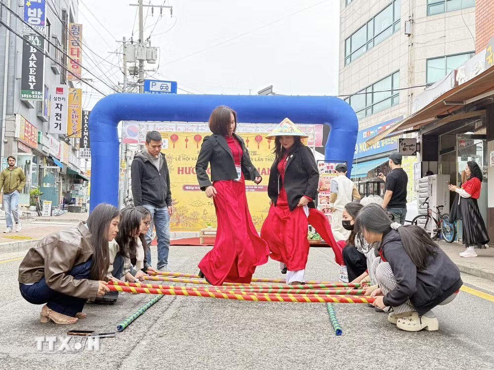Caption: Visitors experience bamboo pole dancing at the festival. (Photo: VNA) Caption: Visitors experience bamboo pole dancing at the festival. (Photo: VNA)
