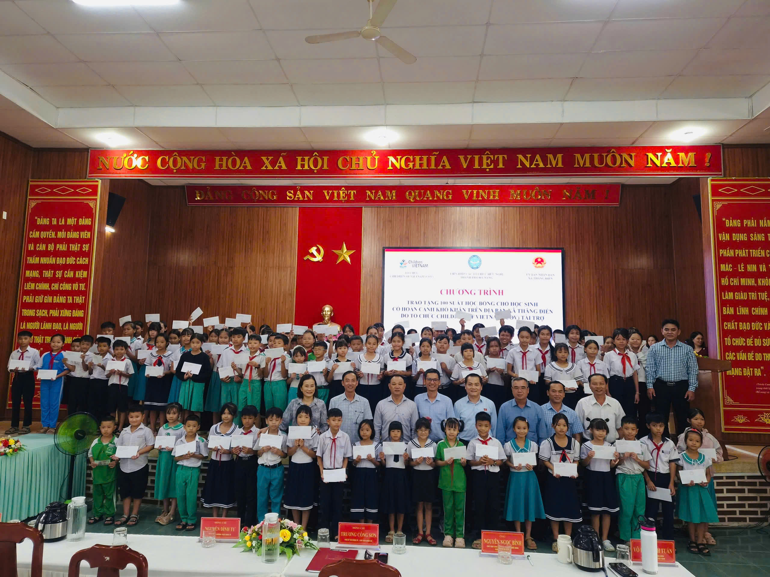 Liên hiệp các tổ chức hữu nghị thành phố Đà Nẵng phối hợp UBND xã Thăng Điền và Tổ chức Children of Vietnam (Hoa Kỳ) trao 100 suất học bổng cho học sinh có hoàn cảnh khó khăn trên địa bàn xã, giúp các em có thêm điều kiện học tập trong năm học 2026-2027 Liên hiệp các tổ chức hữu nghị thành phố Đà Nẵng phối hợp UBND xã Thăng Điền và Tổ chức Children of Vietnam (Hoa Kỳ) trao 100 suất học bổng cho học sinh có hoàn cảnh khó khăn trên địa bàn xã, giúp các em có thêm điều kiện học tập trong năm học 2026-2027