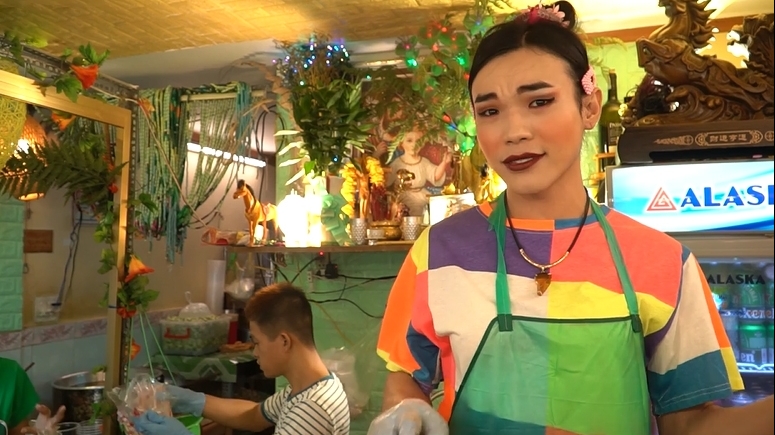 Chàng trai chuyển giới bán gỏi nói 4 thứ tiếng: 'Em thành công nhờ được mọi người yêu mến'