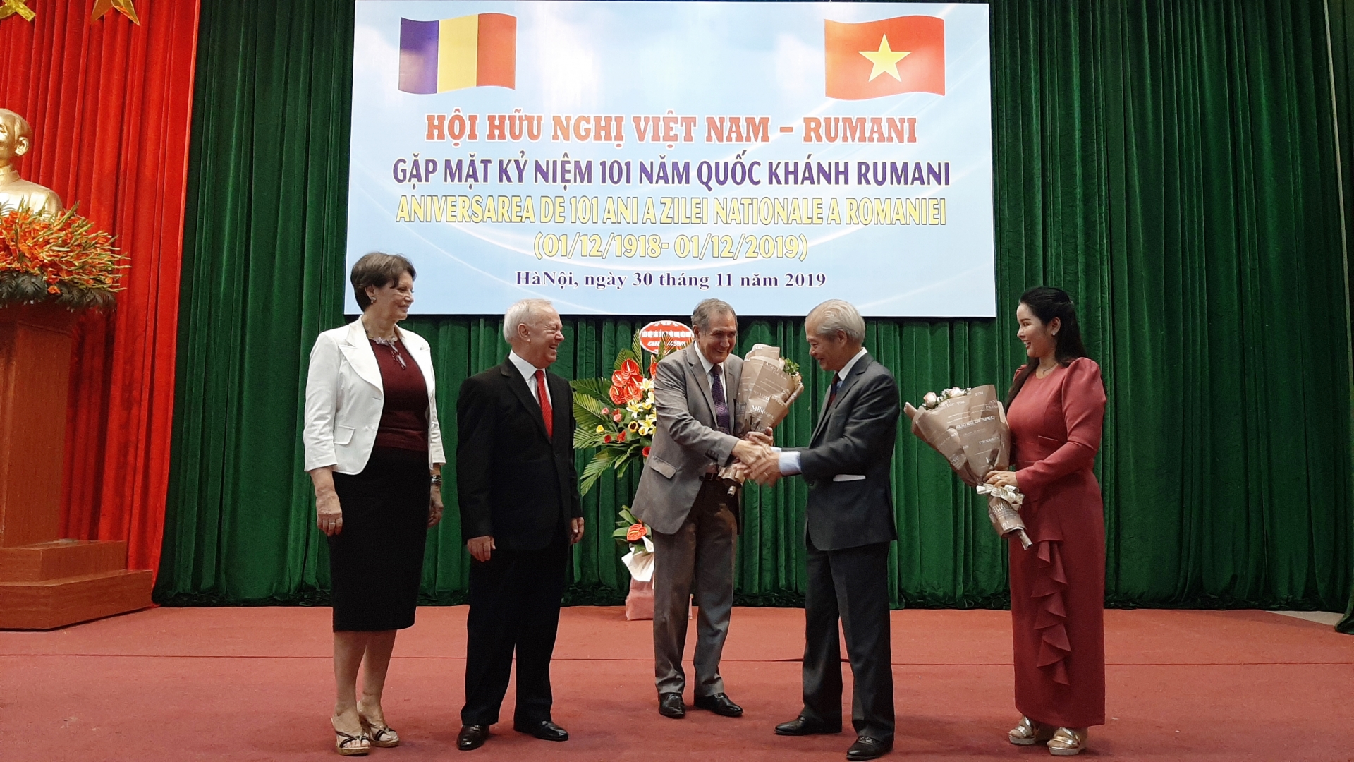 Gần 200 đại biểu tham dự Gặp mặt kỷ niệm 101 năm Quốc khánh Rumani