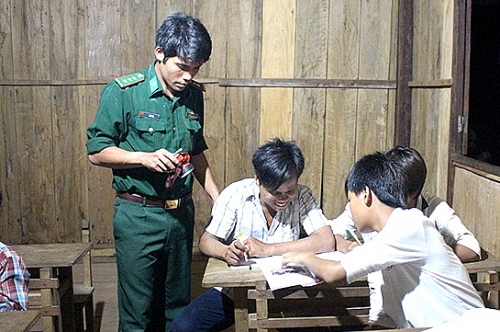 Những người “cõng chữ” lên non