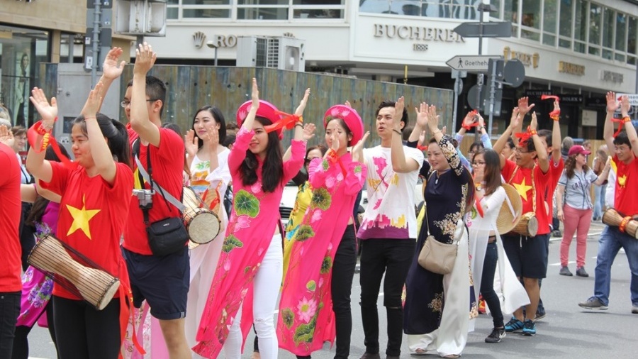 nguoi viet tai duc muon ve nuoc can lam nhung thu tuc gi