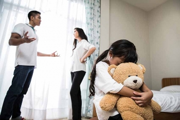 Tranh cãi trước mặt con, bố mẹ đã làm lệch lạc tâm lý của con đến mức nào