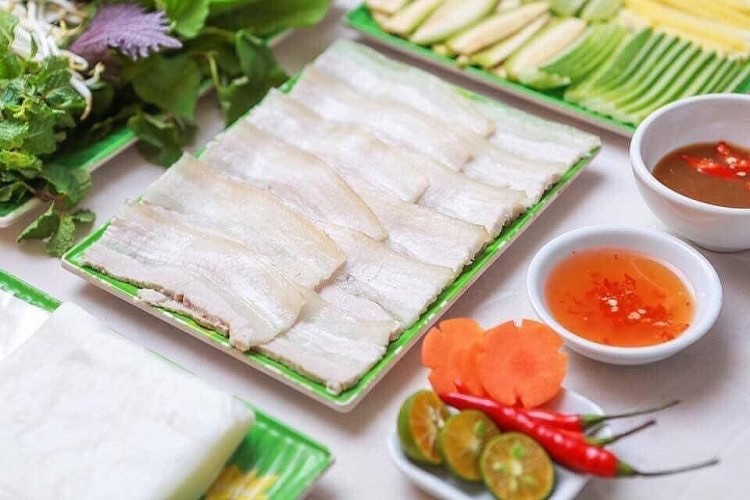 Quán Rôm - Không chỉ là bánh tráng cuốn thịt heo...