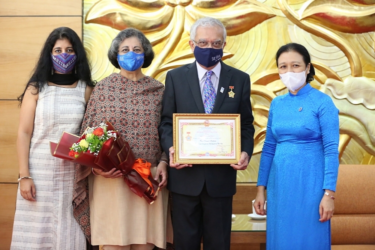 VUFO trao phần thưởng cao quý nhất cho ông Kamal Malhotra - Điều phối viên thường trú của LHQ tại Việt Nam
