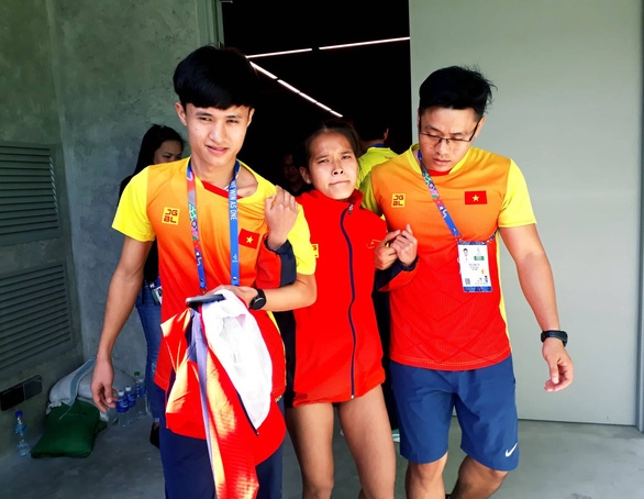 Nữ VĐV Việt Nam kiệt sức sau đường chạy hơn 42km tại SEA Games