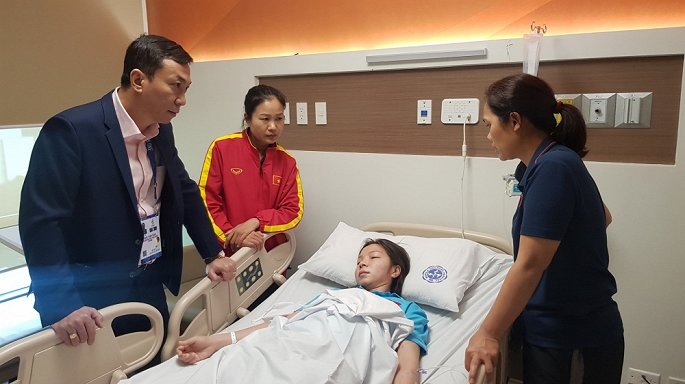 Vừa giành HCV SEA Games, nữ trung vệ tuyển Việt Nam phải nhập viện vì kiệt sức