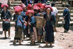 Phiên chợ Sapa năm 1992 trong ảnh của du khách nước ngoài