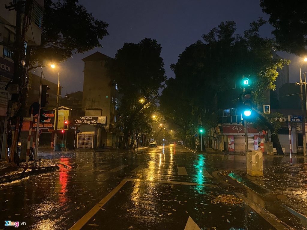 Nếu bạn yêu thích những góc phố đẹp như mơ, và thích mưa vào ban đêm, hẳn đó là một trải nghiệm tuyệt vời cho bạn. Hãy ngắm nhìn hình ảnh đường phố đêm mưa và cảm nhận vẻ đẹp lãng mạn của thành phố.