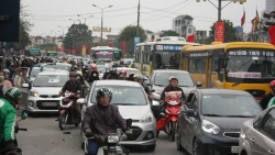 Tắc đường hàng tiếng đồng hồ vì người dân trở về Hà Nội sau kì nghỉ Tết