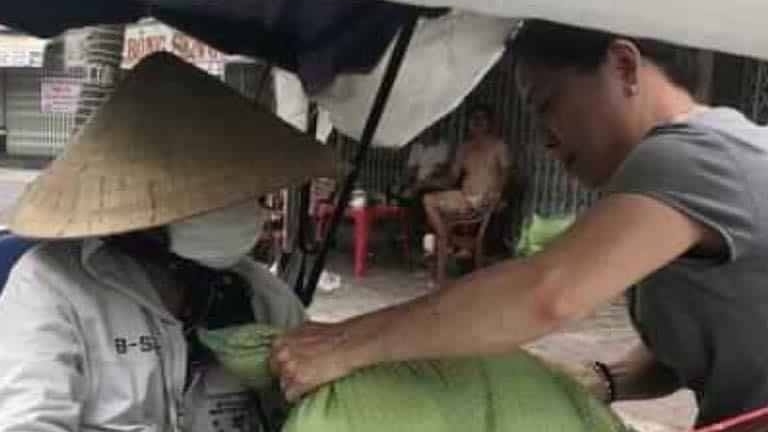 Cụ bà xin thoát nghèo ủng hộ 2 triệu phòng dịch Covid-19, hàng xóm mua 1,5 tấn gạo chia cho dân nghèo