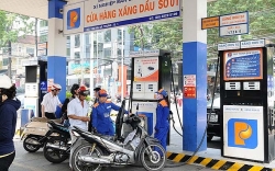 Ngày mai: Giá xăng dự kiến tăng hơn 1.000 đồng/lít?